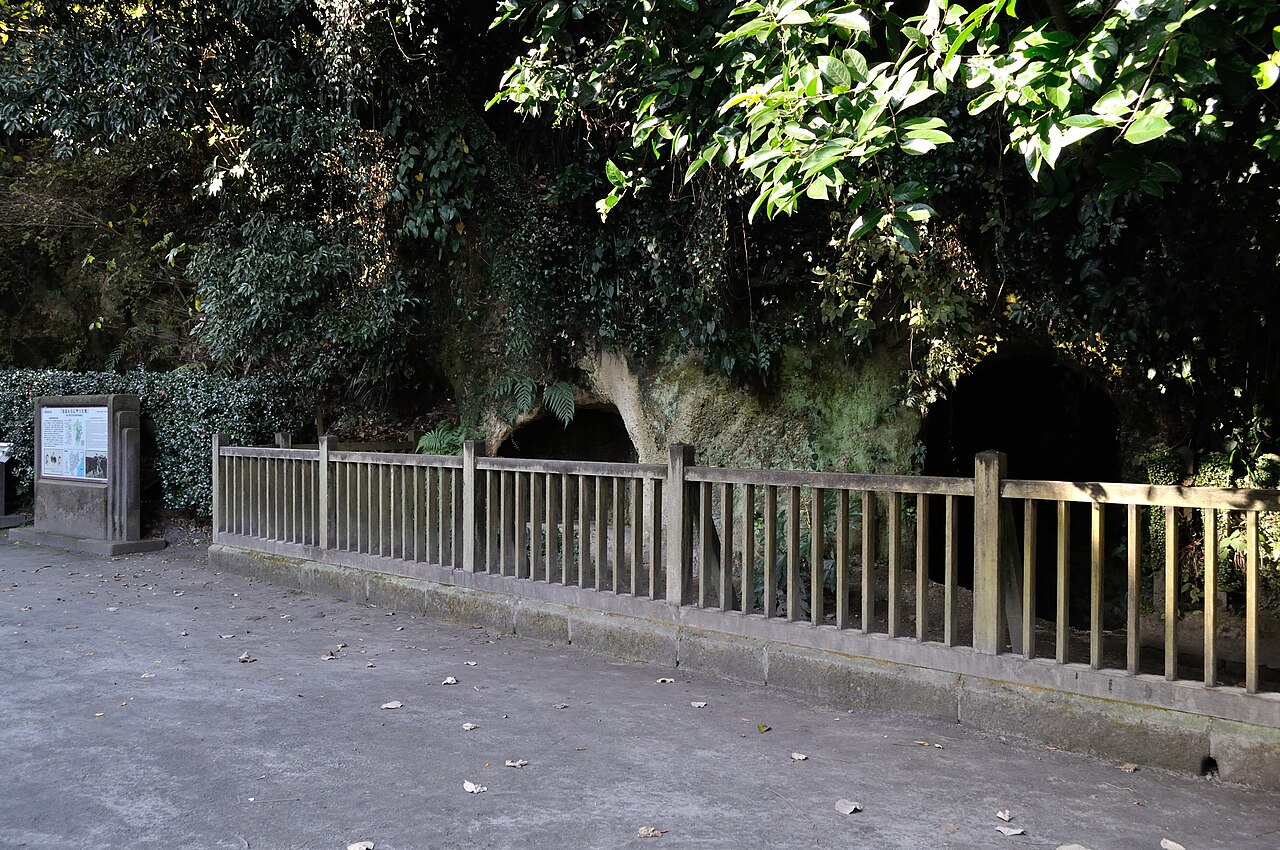 城山の岩壁に残る西郷洞窟